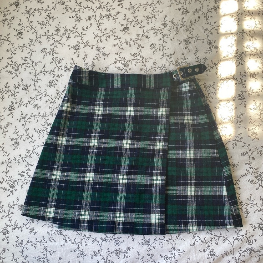 Brandy Melville Black Green and White Plaid Skirt with Belt